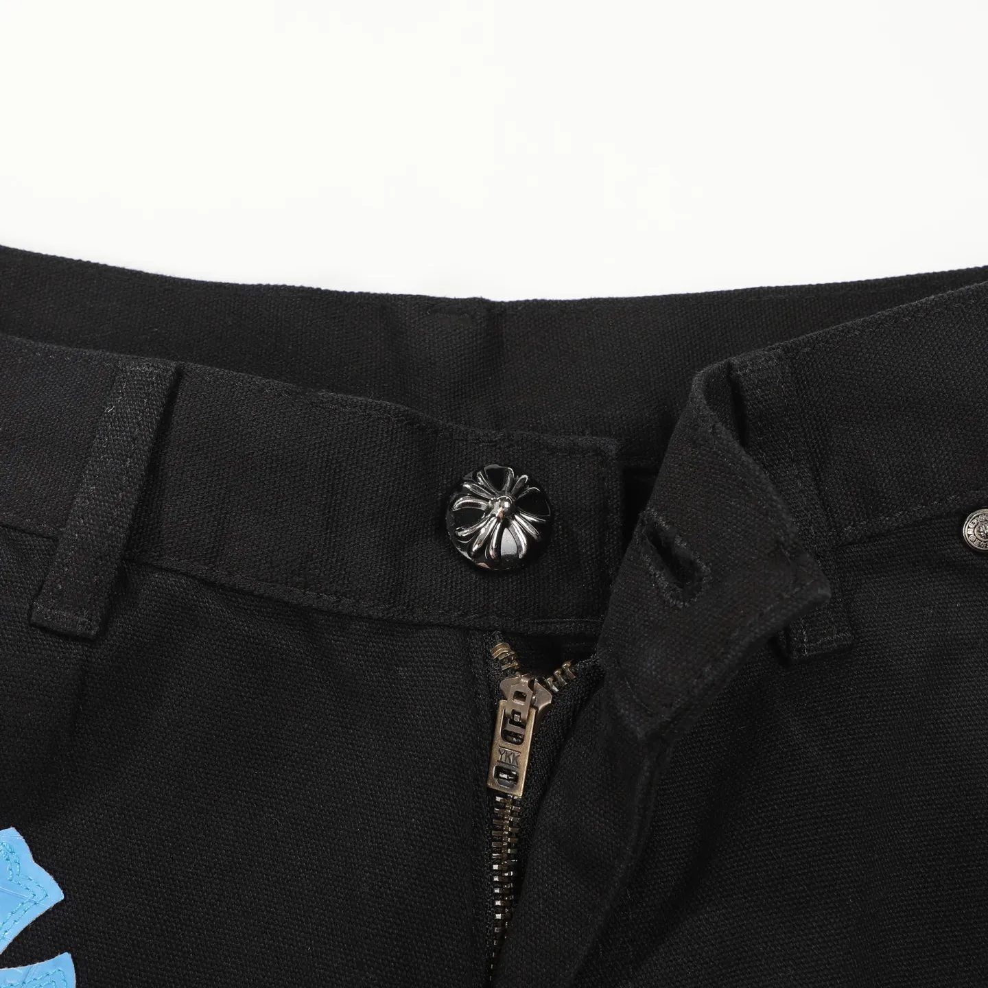 P280 Chrome Hearts/Chrome Hearts 25FW CH Workwear Logging Big Cross Leather Limited Edition Jeans (Black) Chrome Hearts are the most popular pants in color. Made of beaded canvas fabric, heavy washing makes the upper body of the fabric more textured and the pants are tall and straight! The three-dimensional cutting of the whole trousers is a masterpiece! The hardware is customized by zp. The beaded canvas fabric is thick and soft after being washed. It has good breathability. Customized small leather label. Unique design. The details are simple and elegant, and the workmanship is exquisite. The whole trousers are neatly routed and the details are in place! It’s so cool that both men and women can easily control the genderless trend!  Color: black Size: 28/30/32/34/36 Waist: 69/74/79/84/89 Knee: 50/51.5/53/54.5/56 Pants length: 102/104/106/108/110